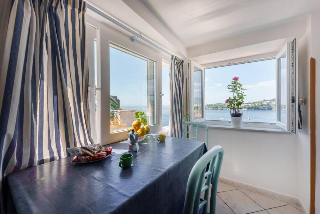 La Casa Di Nina A Corricella Apartment Procida Luaran gambar